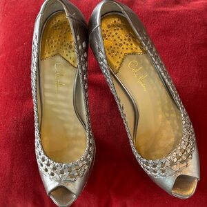 ❤️Valentines Day Special!❤️
✨Cole Haan✨ Women's Gold Peep-Toe Heels
Size 8!